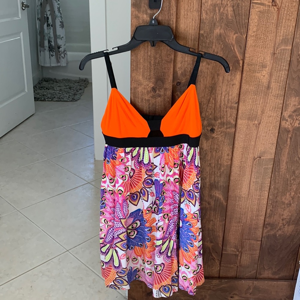 Beautiful backless summer dress- absolutely gorgeous colors! Very sexy!